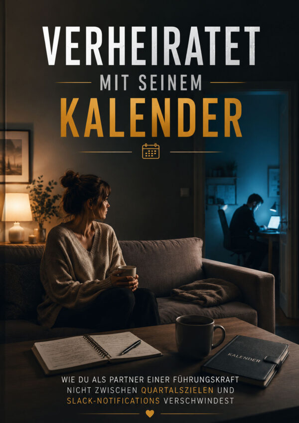 Buchcover Verheiratet mit seinem Kalender – Frau sitzt mit Kaffeetasse allein auf dem Sofa, im Hintergrund ihr Partner am Schreibtisch im blauen Bildschirmlicht